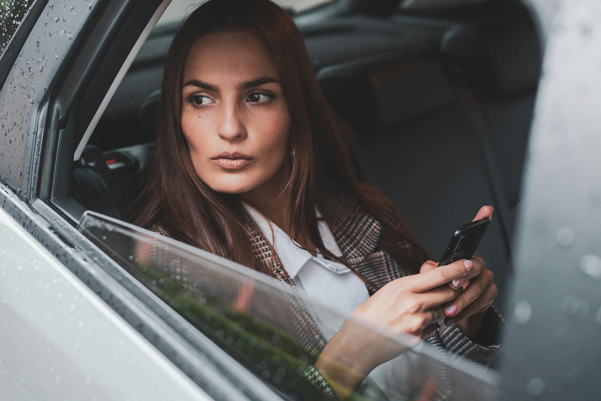 Mujer contemplando por la ventanilla
