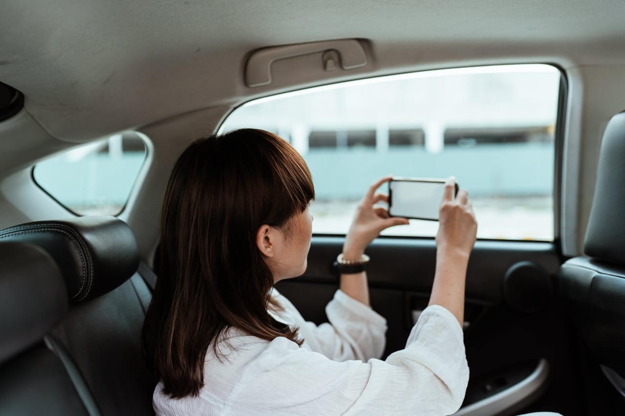 Mujer haciendo turismo en taxi